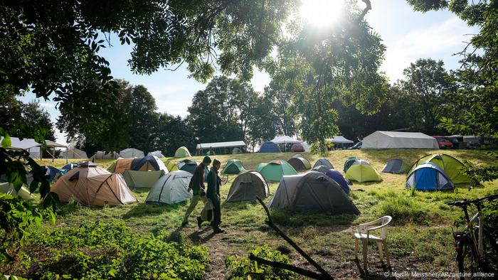 Klimaaktivisten campen in der Nähe des Kohlebergwerks Garzweiler in Lützerath, Westdeutschland