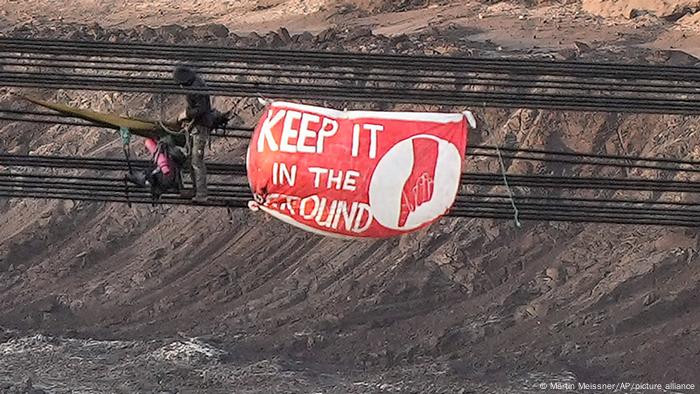 Des militants du climat sont entrés et ont arrêté une excavatrice à roue à godets dans la mine à ciel ouvert de Garzweiler près de Luetzerath, dans l'ouest de l'Allemagne