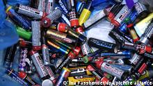 12.07.2018, Nordrhein-Westfalen, Krefeld: Leere Batterien sind in der Sortierung der Firma Accurec Recycling GmbH zu sehen. Foto: Ina Fassbender/dpa