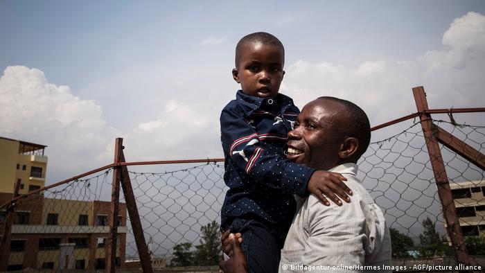 Ruanda, Kigali | Symbolbild Alltagsleben, Vater mit Kind