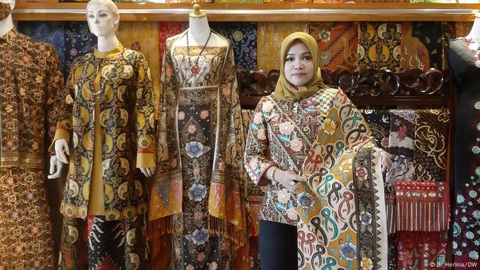 Atika Sumarwani, salah seorang pengrajin dan penjual batik besurek di Bengkulu