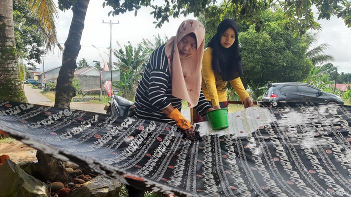 Pengrajin batik besurek di Kampung Betungan, Bengkulu