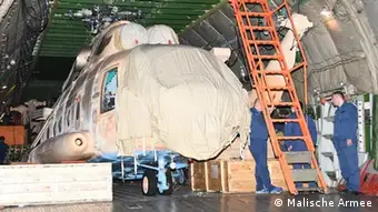 Un hélicoptère de fabrication Russe livré par Moscou à l'aéroport de Bamako en septembre 2021