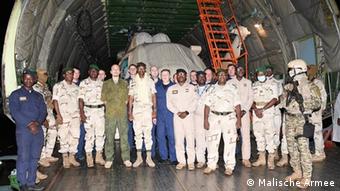 Quelques officiels maliens, réceptionnant, à l'aéroport de Bamako, des équipements militaires russe, en septembre 2021