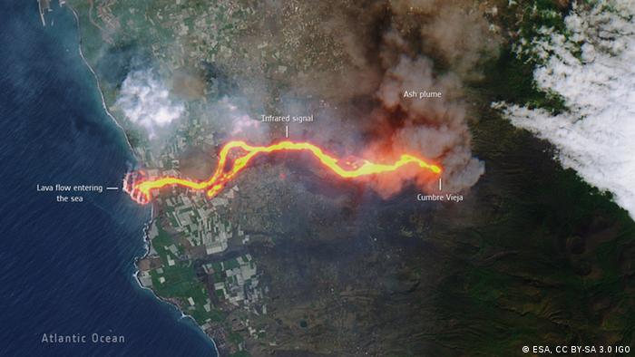 Imagen satelital de la erupción del volcán Cumbre Vieja y las coladas de lava.