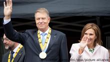 Klaus Iohannis, rumänischer Präsident, und seine Frau Carmen stehen auf den Stufen des Rathauses und winken. Iohannis ist der Karlspreis verliehen worden. Iohannis war bereits im Dezember 2019 als Preisträger bekannt gegeben worden, doch die Verleihung wurde wegen der Corona-Pandemie mehrfach verschoben. +++ dpa-Bildfunk +++