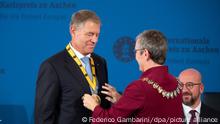 Sibylle Keupen (Parteilos), Bürgermeisterin von Aachen, übereicht die Plakette des Karlspreises an Klaus Iohannis, rumänischer Präsident Iohannis ist der Karlspreis verliehen worden. Iohannis war bereits im Dezember 2019 als Preisträger bekannt gegeben worden, doch die Verleihung wurde wegen der Corona-Pandemie mehrfach verschoben.