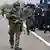 KFOR-Soldaten überwachen derzeit die Grenzstraßen zwischen dem Kosovo und Serbien 