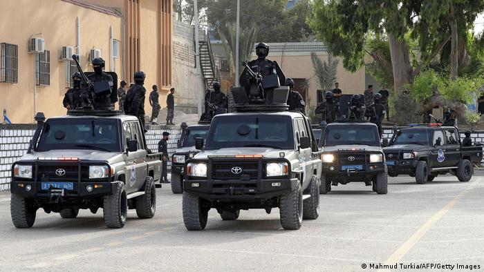 Libya'da devriye gezen güvenlik güçleri