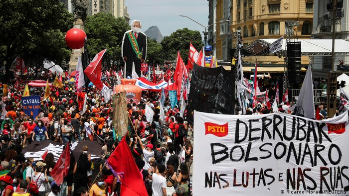 Grande boneco inflável representando o ex-presidente Lula em protesto