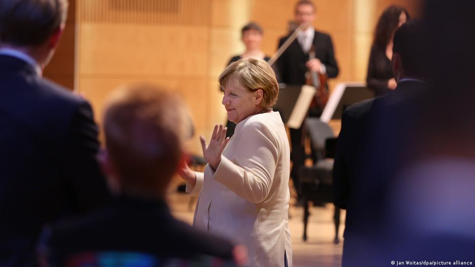 Merkel'den demokrasiyi savunma çağrısı