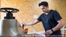 05.12.2018, Sachsen, Großröhrsdorf: Omar Kabir Alipoor, Mitarbeiter aus Afghanistan, bedient eine Maschine in der Produktion der Firma Thieme Fashion. Beim 15. Branchentag der Lausitzer Textil- und Bekleidungsindustrie beraten die Teilnehmer über die Fachkräftesituation, die Erfahrungen bei der Integration ausländischer Mitarbeiter sowie grenzüberschreitende Aktivitäten zur Gewinnung ausländischer Fachkräfte. Foto: Monika Skolimowska/dpa-Zentralbild/dpa