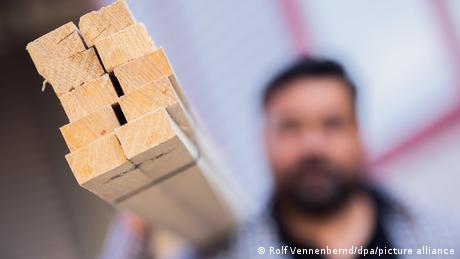 Учители строителни работници електротехници фаянсаджии болногледачи Германия изпитва остър