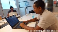 Der 36-jährige Eritreer Awet Kibdom sitzt in einem Büro und löst Aufgaben in der Programmmiersprache Python. Vor neun Jahren ist er aus seiner Heimat nach Israel geflohen. Nun nimmt er an einem zehnmonatigen «Coding Bootcamp» teil - als Teil der Initiative einer Freiwilligenorganisation von Afrikanern und Israelis. Ziel ist es, afrikanische Asylbewerber besser zu integrieren und den Fachkräftemangel in Israels Hightech-Branche zu bekämpfen. (Zu dpa Programmierkurse für Asylbewerber in Israel: Hoffen auf bessere Zukunft) +++ dpa-Bildfunk +++