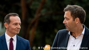 Είχαν καλές συνομιλίες, δηλώνουν ο ΓΓ του FDP Φόλκερ Βίσινγκ και ο ΓΓ του SPD Λάρς ΚλίνγκμπαΪλ μετά τη χθεσινή συνάντηση των κομμάτων τους