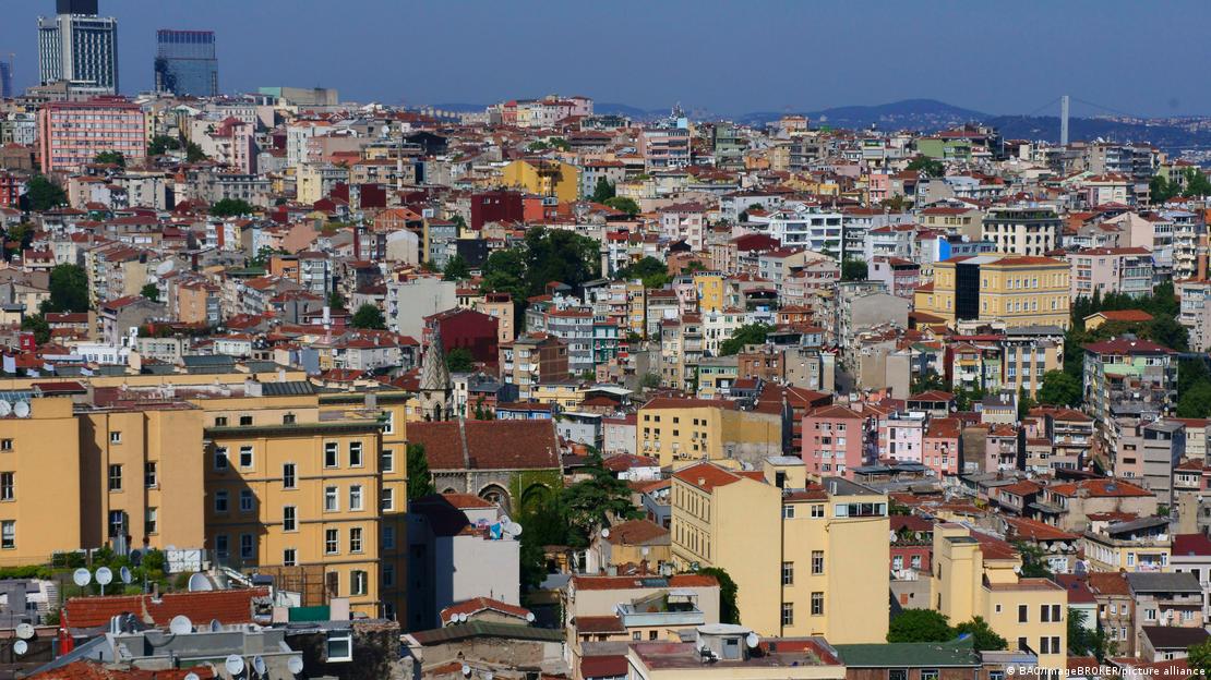 Galata'dan bir İstanbul manzarası. Birbiri ardına sıralanan çeşitli tip ve yükseklikte binalar görülüyor
