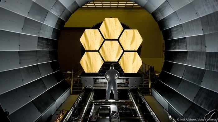 El ingeniero Ernie Wright observa cmo se preparan los seis primeros segmentos del espejo primario del telescopio espacial James Webb, listos para el vuelo, para comenzar las pruebas criognicas finales en el Centro de Vuelo Espacial Marshall de la NASA.