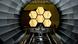 Un ingeniero de la NASA observa los segmentos del espejo primario del telescopio espacial James Webb Un ingeniero de la NASA observa los segmentos del espejo primario del telescopio espacial James Webb