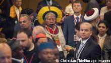 Deutschland, Lindau, Inselhalle, Religions for Peace 10th World Assembly, Ring for Peace, Opening Ceremony, Kayapo-Häuptling Raoni Metuktire mitte, 20.08.2019 *** Germany, Lindau, Inselhalle, Religions for Peace 10th World Assembly, Ring for Peace, Opening Ceremony, Kayapo Chief Raoni Metuktire middle, 20 08 2019 