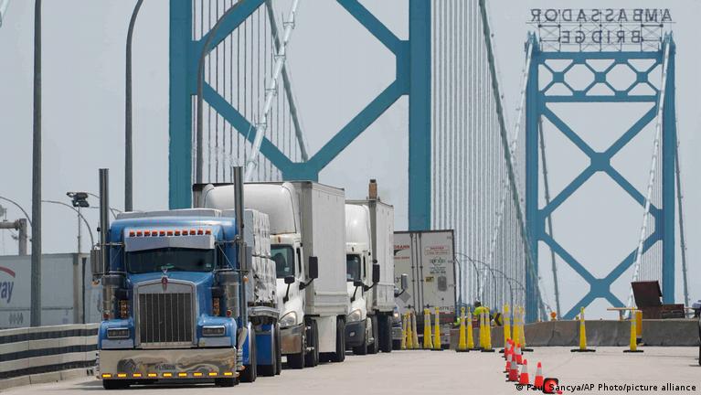 US-Canada bridge shut down over potential explosives threat – DW – 10 ...