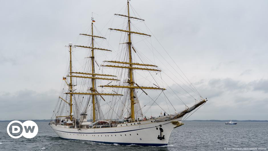 "Gorch Fock" im Heimathafen begrüßt