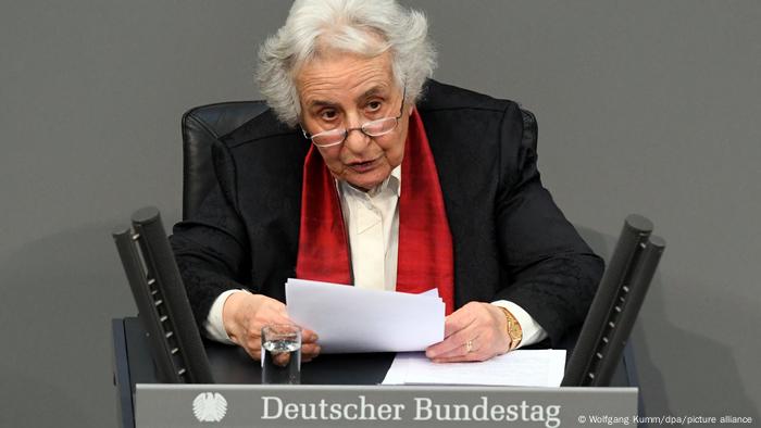 Anita Lasker-Wallfisch im Bundestag. Sie hält einen Stoß Papiere ein der Hand