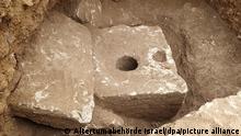 Eine rund 2700 Jahre alte Privattoilette, Teil eines prächtigen königlichen Anwesens aus dem siebten Jahrhundert vor Christus, haben Archäologen in Jerusalem entdeckt. Die Toilette ist ein quadratischer Block aus Kalkstein mit einem Loch in der Mitte. Darunter liegt eine aus dem Felsen gehauene Klärgrube, ähnlich wie bei einem Plumpsklo. +++ dpa-Bildfunk +++