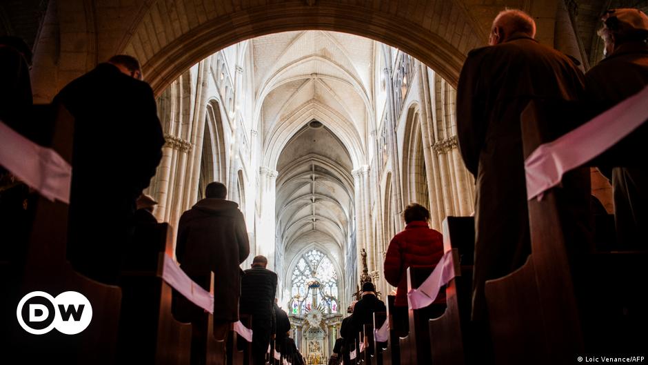 Des centaines de milliers de personnes maltraitées dans l’Église catholique en France |  Actuellement Europe |  DW