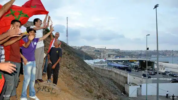 Marokkaner demonstrieren an der Grenze zu Ceuta (Foto: AP)