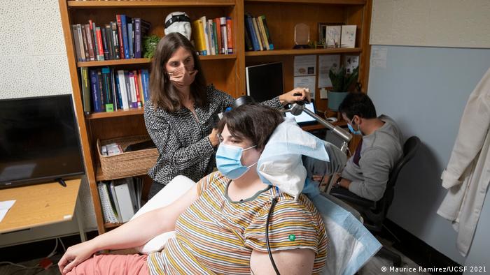 Sarah, participante del ensayo clínico, en una cita con la doctora Katherine Scangos, en el Instituto Psiquiátrico Langley Porter de la UCSF.