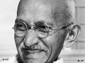 Portrait Gandhi im Alter, lächelnd, mit Nickelbrille (Foto:AP)