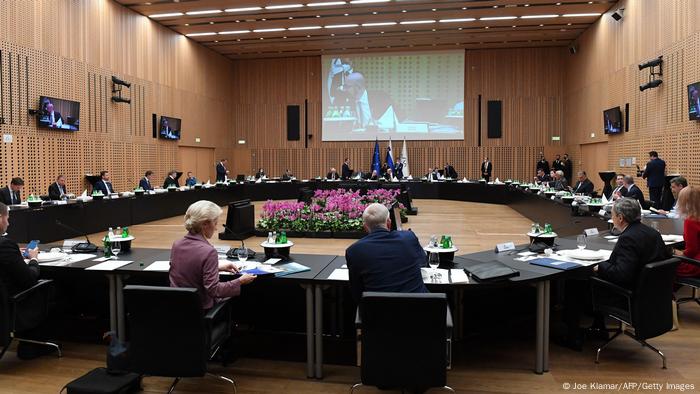 Konferenztisch beim EU-Gipfel in Slowenien. 