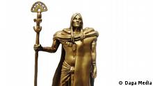 Una estatuilla de resina dorada del cacique Tundama, lo muestra aguerrido portando su bastón de mando y su manta.