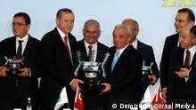 Recep Tayyip Erdoğan & Binali Yıldırım & Mehmet Cengiz (v.l.n.r. 2.+3.+4.) (türkischer Präsident + ehem. Ministerpräsident + Geschäftsmann)
Die Rechte der Fotos sind für die DW frei. 