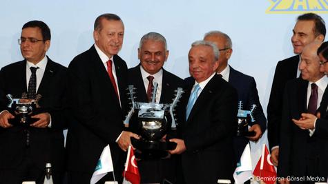 Mehmet Cengiz, Cumhurbaşkanı Erdoğan'dan ödül alırken
