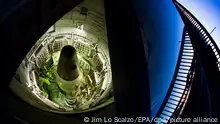 file - A decommissioned Titan II intercontinental ballistic missile sits in an underground silo at the Titan Missile Museum in Sahuarita, Arizona, USA, 06 April 2015. During the Cold War, Titan II missiles, each armed with a nine-megaton nuclear warhead, were deployed to Arizona, Arkansas, and Kansas and were kept on continuos alert; this site preserves the last remaining Titan II missile and launch facility. EPA/JIM LO SCALZO/dpa (zu dpa Studie: Mehr Banken gehen auf Distanz zur Atomwaffenindustrie vom 12.11.2015) +++ dpa-Bildfunk +++