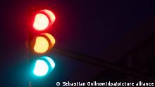 Eine Ampel leuchtet in allen Phasen Rot, Gelb und Grün. (Langzeitbelichtung) In Berlin haben am Sonntag die ersten Sondierungsgespräche nach der Bundestagswahl 2021 stattgefunden. 