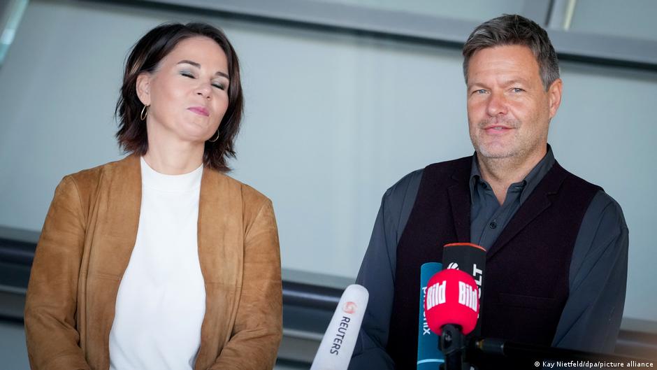 Baerbock: Grüne wollen Dreiergespräch mit SPD und FDP