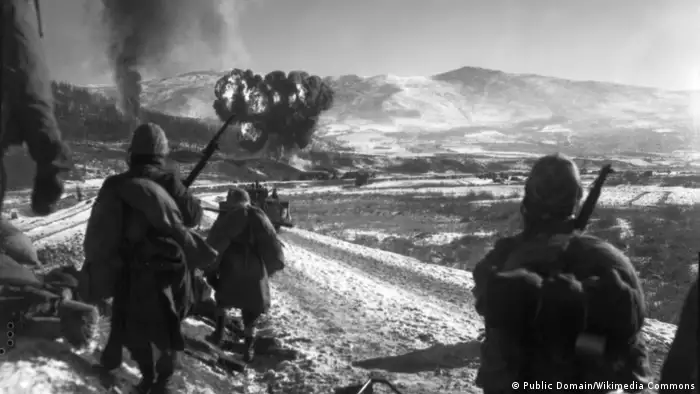美军在突破中国军队包围时，大量使用了空中投掷的凝固汽油弹，令志愿军遭受了重大伤亡。