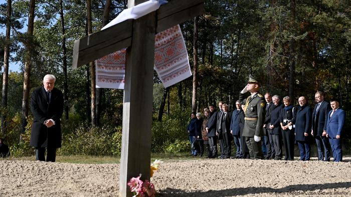 Bundespräsident Steinmeier verneigt sich vor einem Kreuz