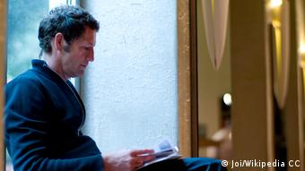 Kunstprofessor Joachim Sauter sitzt am Fenster und liest einen Brief