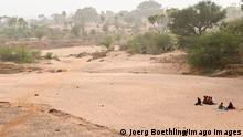 Niger, Niamey, drought NIGER, Niamey, dry river bed, praying muslims *** trockener Zufluﬂ zum Niger Fluﬂ, betende Muslime Niamey Niger