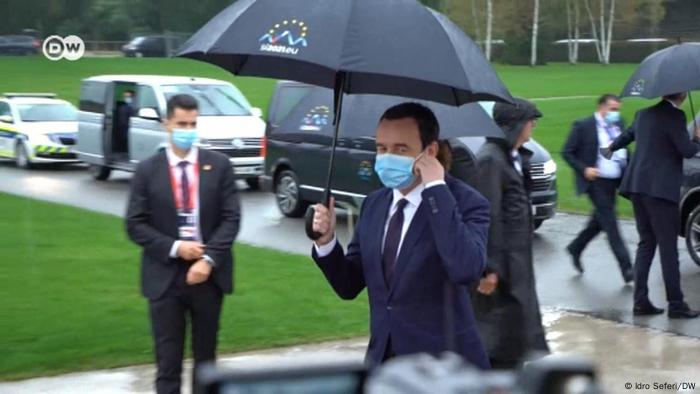 Kosovos Premier Albin Kurti mit Regenschirm während des EU-Gipfels 