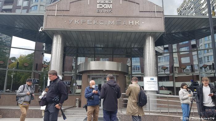 Журналісти на виході з Укрексімбанку після скасованої прес-конференції
