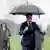 Das wichtigste Utensil von Emmanuel Macron (r.) und anderen Gipfelteilnehmern war der Schirm