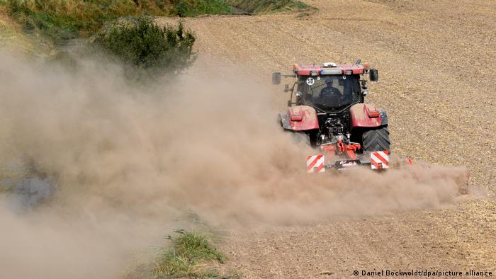 Deutschland | Ein Landwirt wirbelt mit seinem Traktor Staub auf