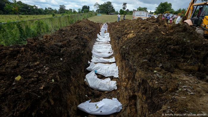 Un equipo forense entierra a un grupo de 15 migrantes que murieron tratando de cruzar el Darién Gap en el cementerio de Guayabillo en Agua Fría, Panamá