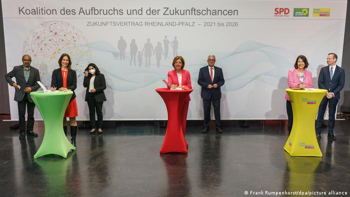 Anne Spiegel, Greens (l), Malu Dreyer, SPD (m), and Daniela Schmitt, FDP (r) signing a coalition agreement in May 2021