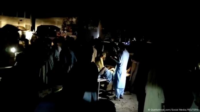 Erdbeben in Pakistan | Menschen vor einem Krankenhaus Erdbeben in Pakistan | Menschen vor einem Krankenhaus