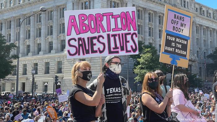 Auch in Washington gingen viele Menschen auf die Straße, um gegen das Abtreibungsgesetz von Texas zu protestieren Auch in Washington gingen viele Menschen auf die Straße, um gegen das Abtreibungsgesetz von Texas zu protestieren